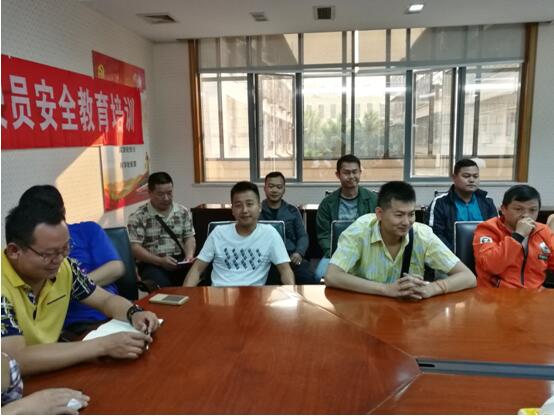 版纳铁塔公司驾驶员吴坤、王冬、刘峰（后排左一、左二、左三）参与安全培训会议。