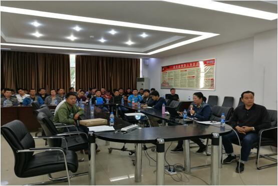 bti体育办公室主任宋洋（右二）在安全培训会上宣贯bti体育公司车辆治理造度和安全司法律规。