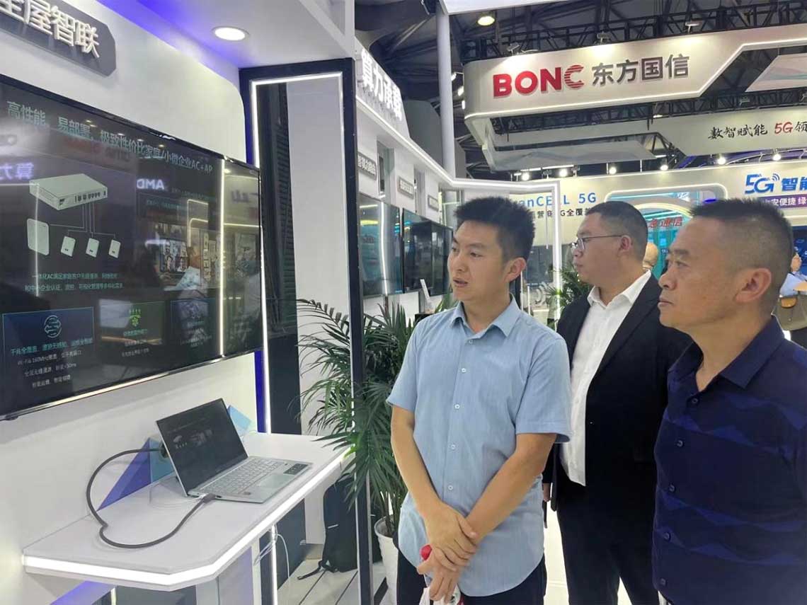 参观全屋智联展区，陈光平进行介绍